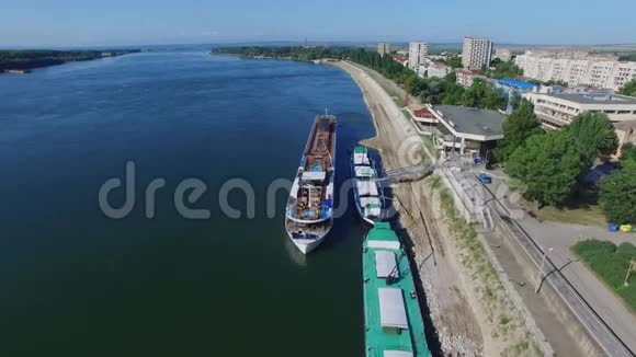 游轮停靠多瑙河港口视频的预览图