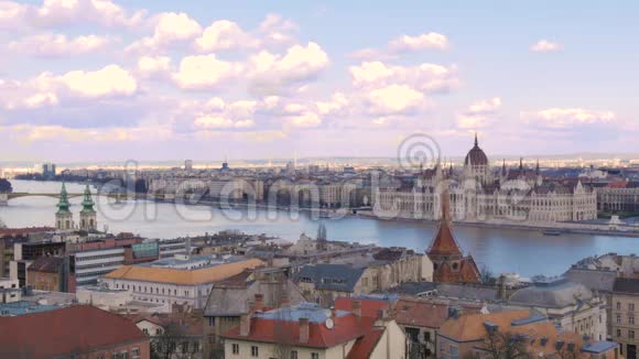 布达佩斯景观匈牙利议会大厦横跨多瑙河视频的预览图