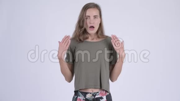 一位年轻愤怒的女士交叉双臂视频的预览图