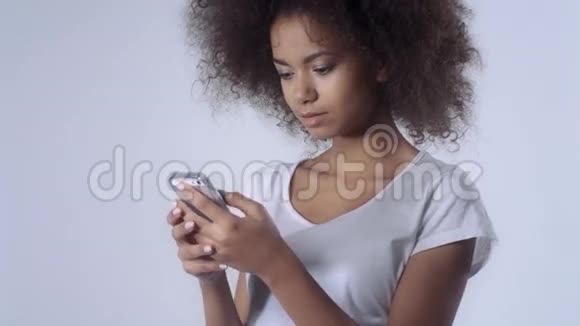快乐的女人在手机上发短信在白色背景下被隔离视频的预览图