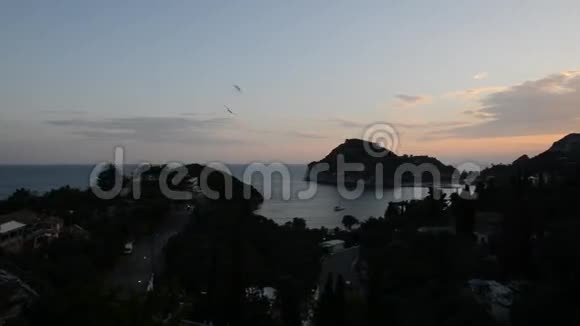 日落时欣赏海湾和海滩的景色视频的预览图