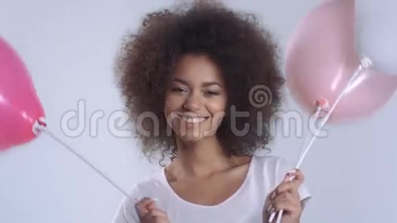 年轻快乐可爱的女人带着气球微笑特写视频的预览图