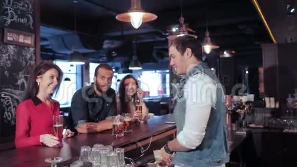 两个可爱的女孩和一个在酒吧放松的男人视频的预览图