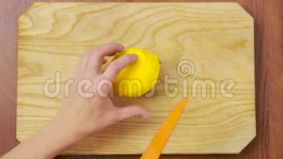 女人在木板上切柠檬从上面看顶部视图视频的预览图
