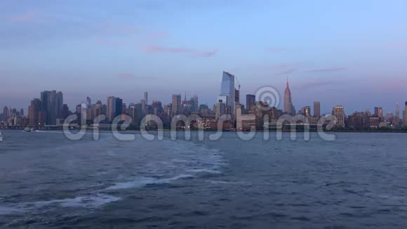 哈德逊河上的帆船纽约城市夜景视频的预览图
