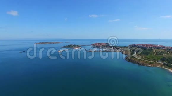 黑海小码头的鸟瞰图视频的预览图