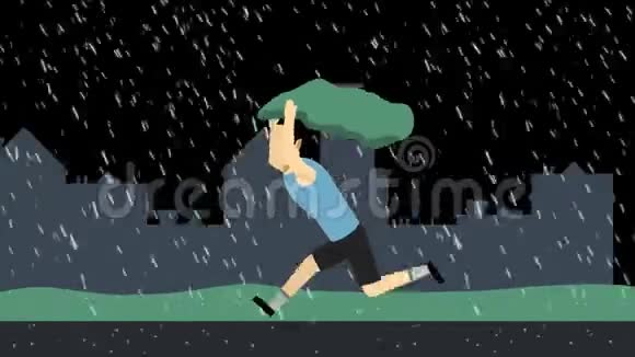 一个男孩匆忙奔跑试图保护自己不受雨的影响视频的预览图