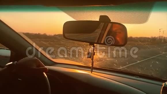 男人骑在一个自动美丽的阳光剪影的生活方式日落慢动作视频开车旅行视频的预览图