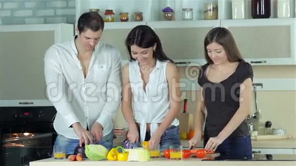 三个朋友切菜炒菜视频的预览图