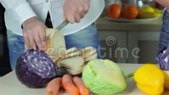 关闭烹饪蔬菜砂锅视频的预览图