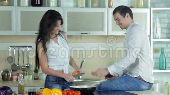 一对相爱的夫妇正在准备一道美味的菜视频的预览图