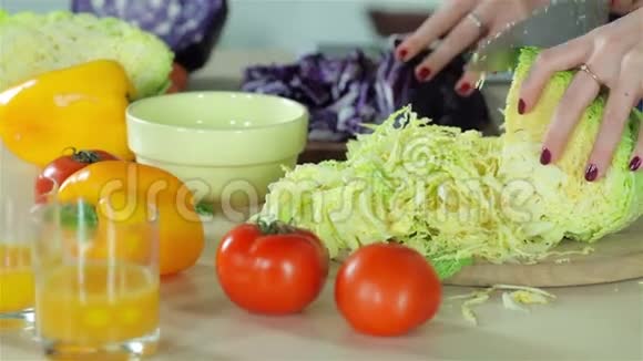 微笑的女朋友切蔬菜做沙拉视频的预览图