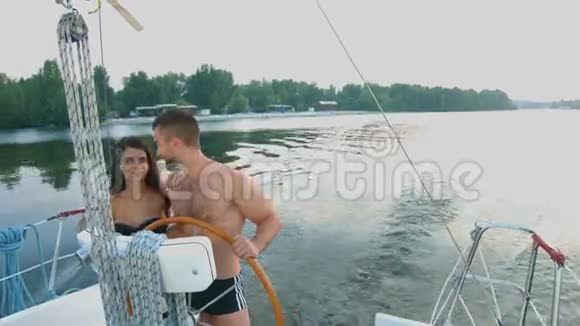 恋人们在游艇上旅行视频的预览图