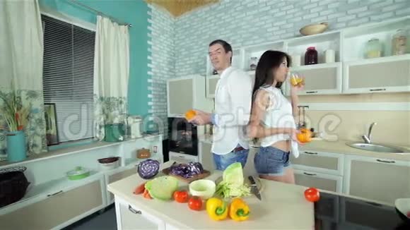 全景厨房一对夫妇在那里愚弄视频的预览图