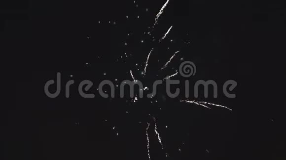 节日烟火夜空中的烟火视频的预览图