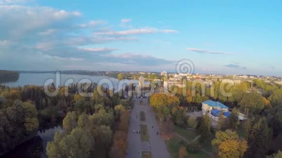 空中观景飞行在公园和美丽的蓝色湖泊在市中心乌克兰视频的预览图