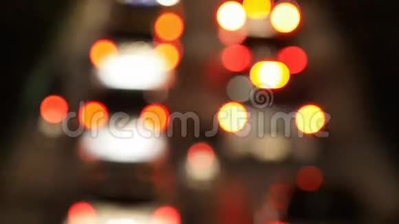 交通拥堵的模糊灯光视频的预览图