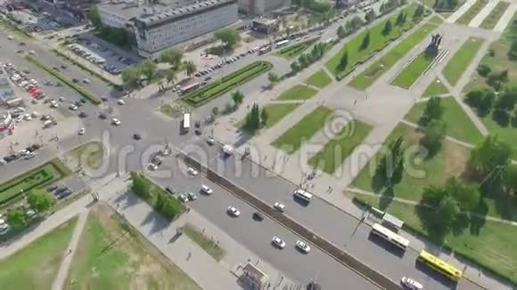 俄罗斯城市生活及其中心街道视频的预览图