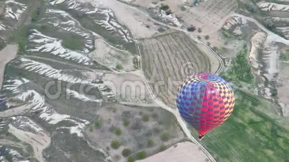 彩色热空气气球飞越卡帕多西亚视频的预览图