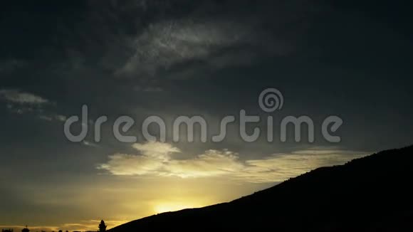 黎明时分太阳在山上升起视频的预览图