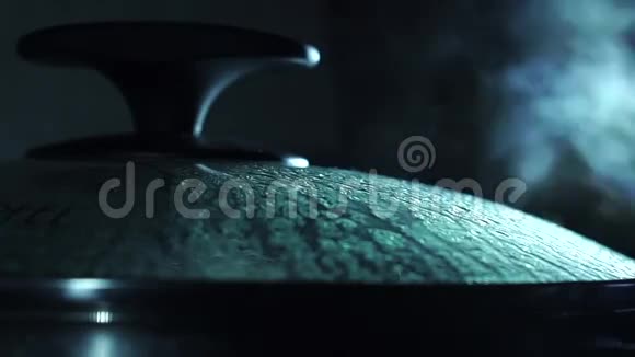 带玻璃罩的蒸锅低光特写视频视频的预览图
