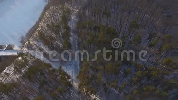 冬天森林里的无人机因为无线电干扰而坠落视频的预览图