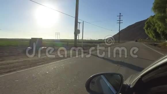 以中等速度通过郊区道路的正面视图摄像机安装在陀螺仪上POV视频的预览图
