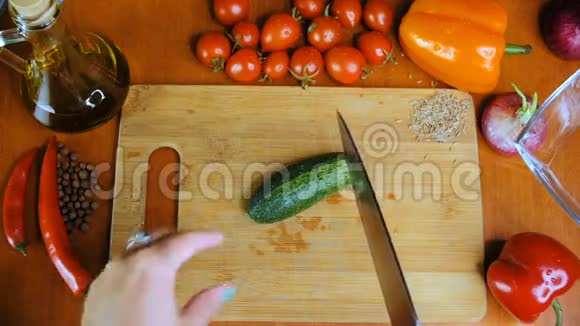 一个女人正在厨房桌子上切黄瓜视频的预览图