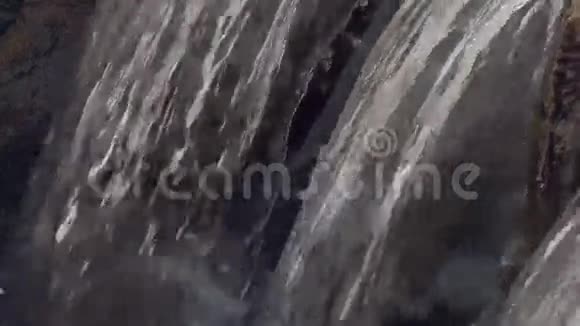 河水从河流梯级流出近距离落水视频的预览图
