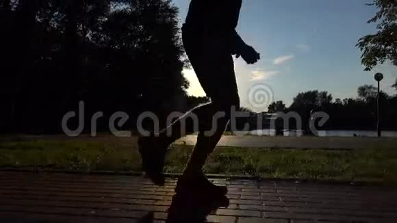 男跑跑腿落日剪影4Ksteatam视频视频的预览图