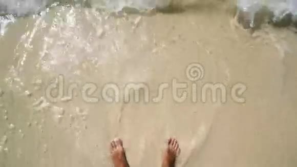站在海滩上的人白沙和清澈的水第一人称视角视频的预览图