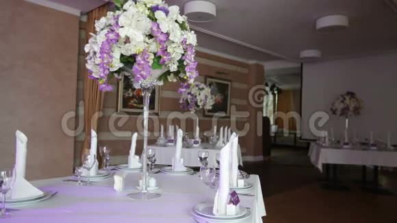 婚礼宴会用花束的餐具和装饰视频的预览图
