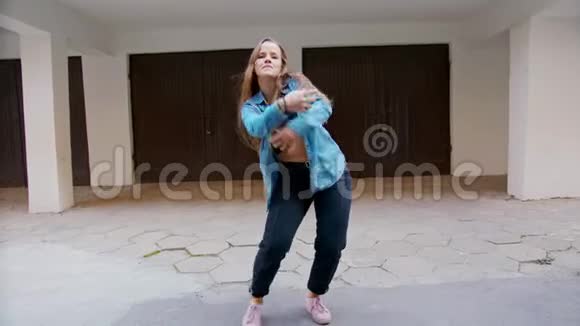 年轻女子在院子里跳舞视频的预览图