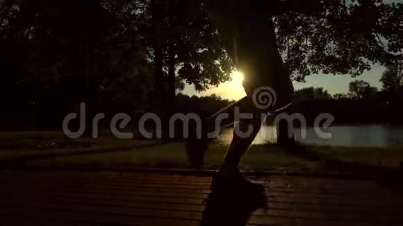 慢动作稳定拍摄日落公园跑步者和无名人士的剪影视频的预览图