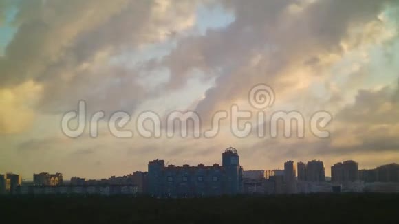 大城市上空有云的日出视频的预览图
