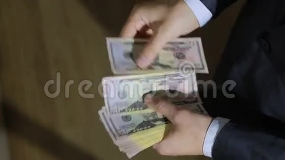 男商人找到一大笔钱美元视频的预览图