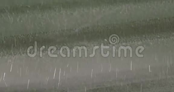 汽车轮胎在积雪覆盖的冬季道路上行驶雪夜雪巷上的车辆视频的预览图