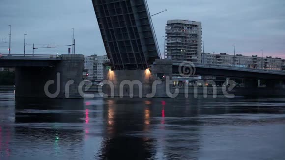 船靠近吊桥视频的预览图