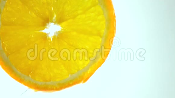 宏4K视频橙色切片和滴水光背景视频的预览图