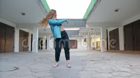 年轻女子在院子里跳舞视频的预览图