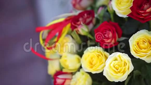红玫瑰和黄玫瑰束视频的预览图