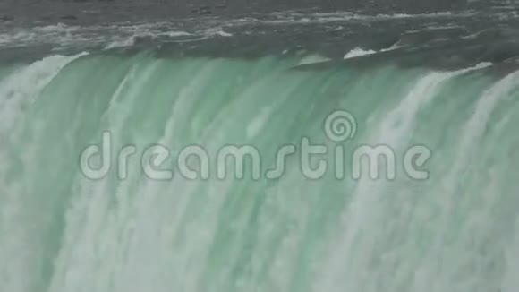 尼亚加拉瀑布马蹄瀑布边缘的水视频的预览图