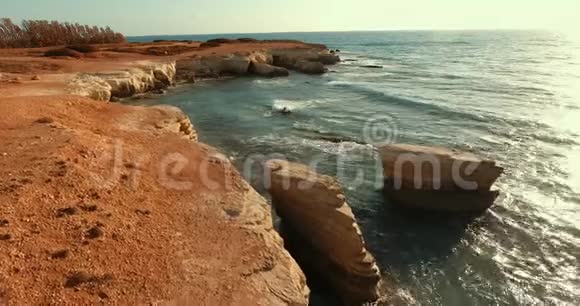 大石头伸出水面冲刷地中海的石质海岸视频的预览图