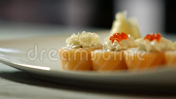 勺子把鱼子酱放到寿司上视频的预览图