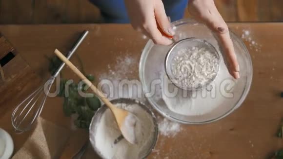 厨房烘焙蛋糕面粉奶昔视频的预览图