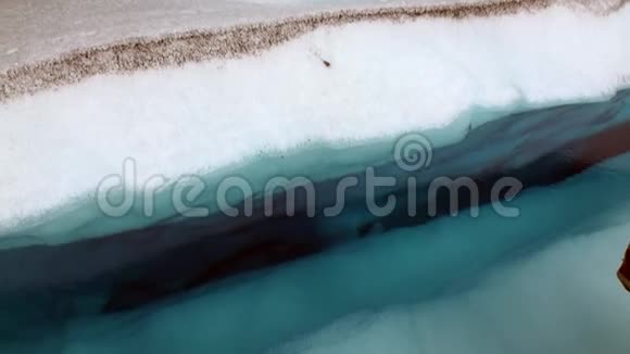 南极洲冰山和冰川中纯净透明的蓝色水视频的预览图