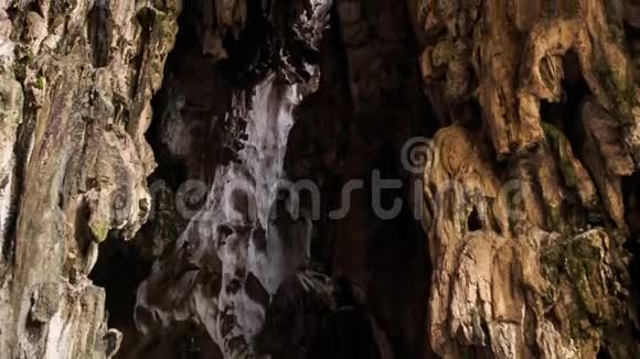 巴图洞穴中的女神雨伞雕像视频的预览图