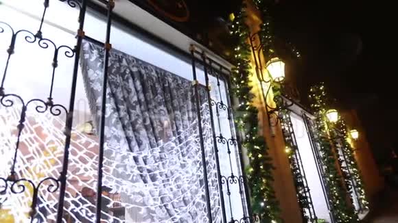 圣诞节餐厅的外部圣诞节装饰餐厅的外观发光的灯光外面视频的预览图