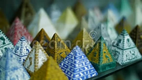 店里的埃及金字塔纪念品视频的预览图
