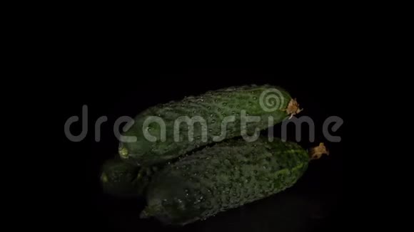 青皮黄瓜在黑色背景上旋转视频的预览图